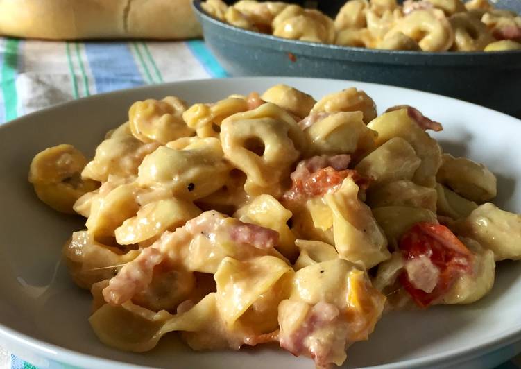 Tortellini de carne con salsa de bacon y tomates cherry Receta de