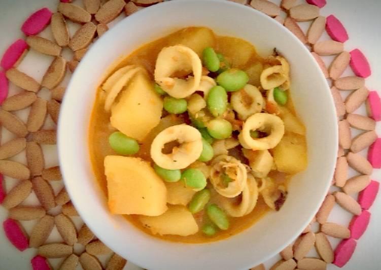 
  Guiso de calamares con habas de soja (edamame) y patatas
