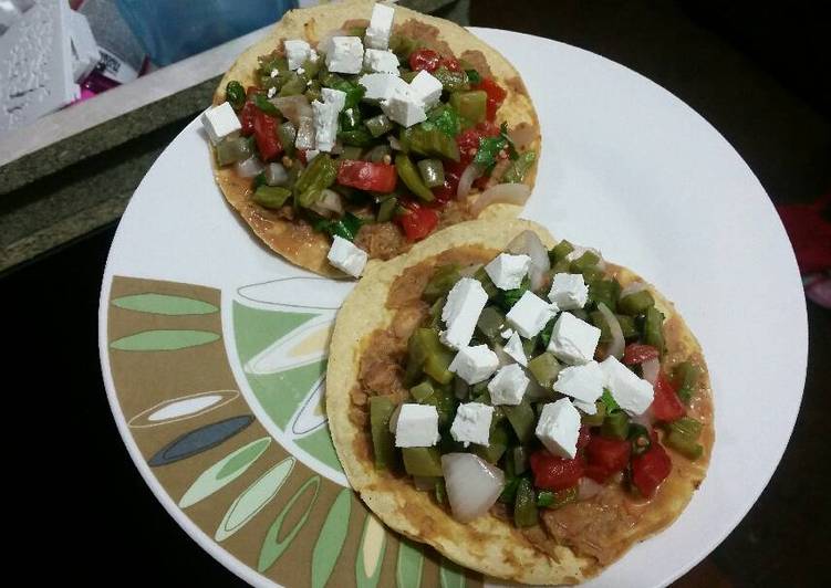 Tostadas de nopales a la mexicana Receta de Federico Negrete Cookpad