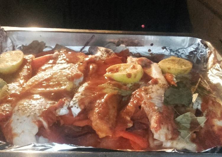 Merluza con tomate y cebolla