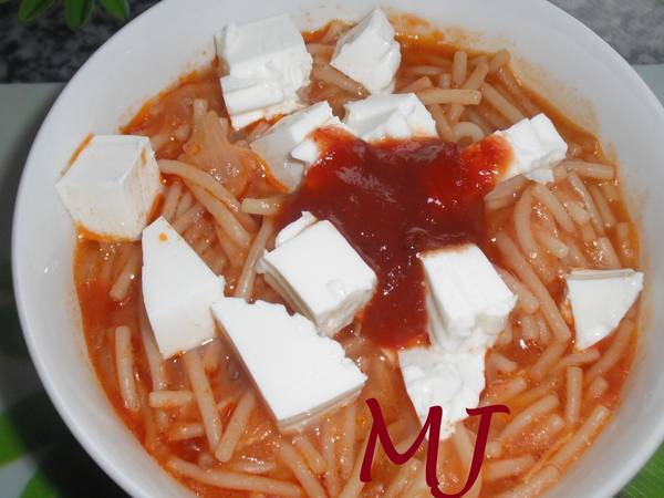 Sopa de fideos con pollo mexicana