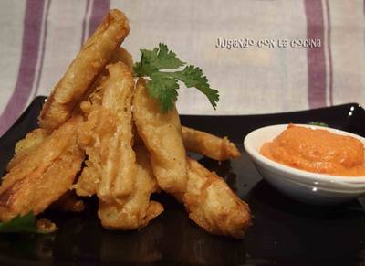 Calçots rebozados o en tempura con romesco