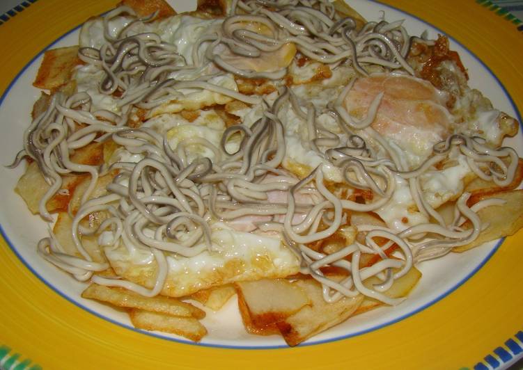 Resultado de imagen de patatas fritas con gulas y huevos