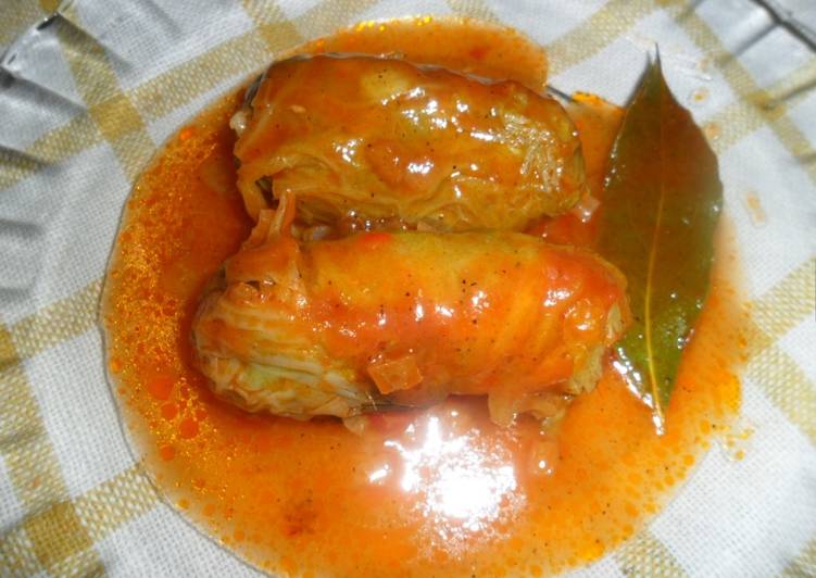 Niños envueltos en hojas de col con salsa de tomate Receta Niños envueltos en hojas de col con salsa de tomate Receta