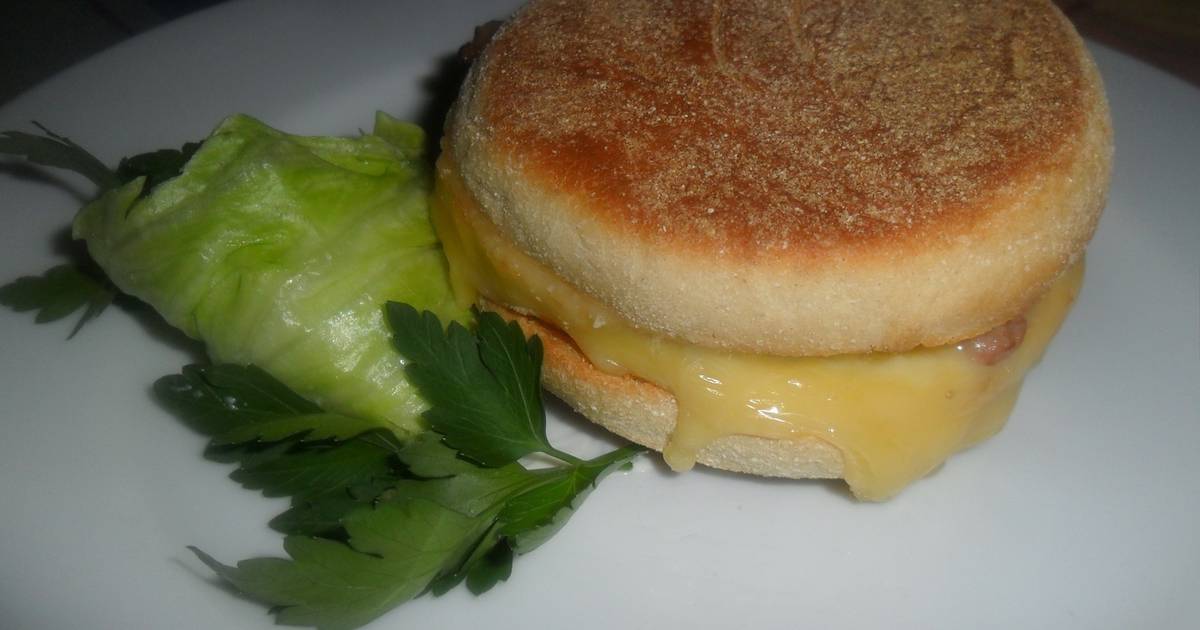English muffin con tortilla, queso y bacon Receta de Gabriela Diez