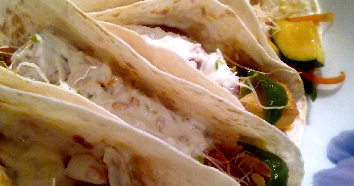 Tacos de pollo y verduras con salsa de yogur crujiente Receta de Lub Cookpad