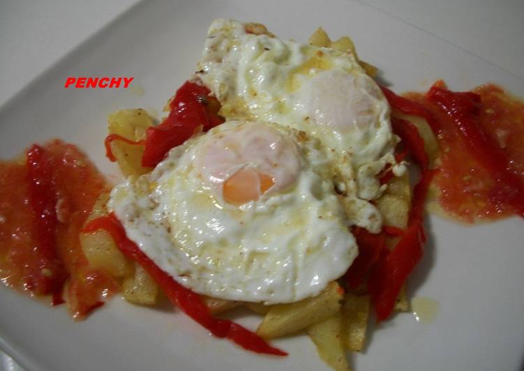 Patatas fritas con pimiento rojo asado y huevos fritos con salsa de