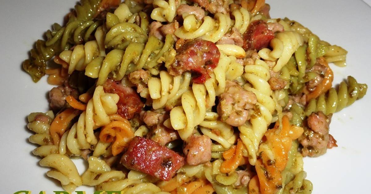 Espirales con salchichas y salsa pesto