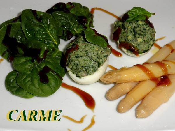 Huevos rellenos de espinacas y setas