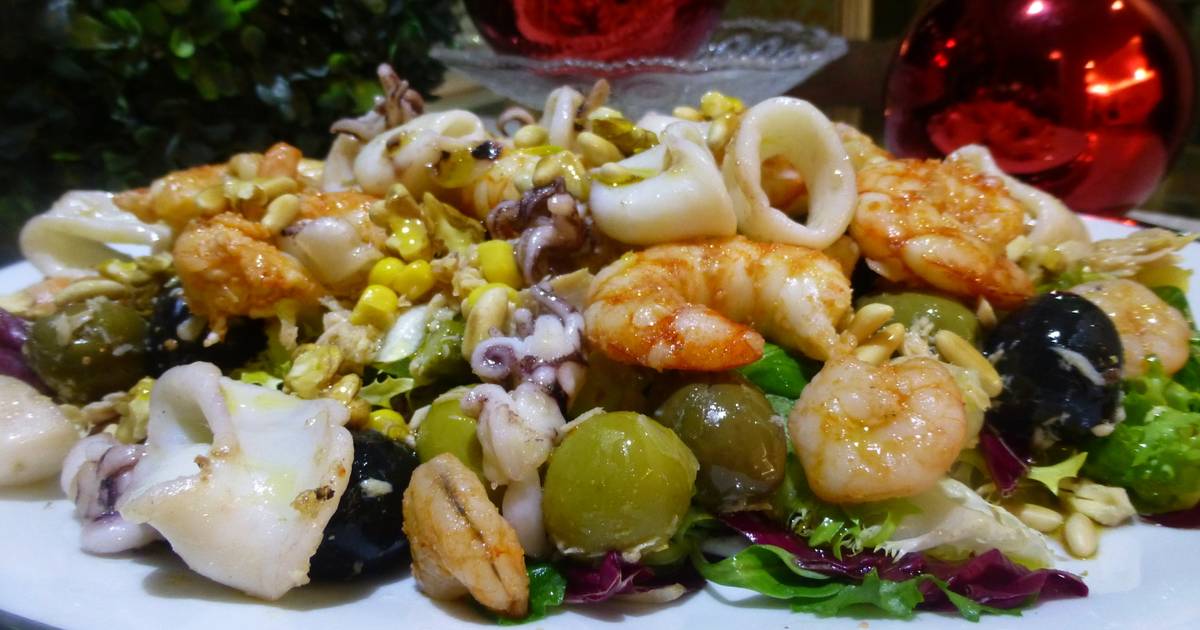 Ensalada de Navidad con marisco, fruta, encurtidos y frutos secos Ensalada de Navidad con marisco, fruta, encurtidos y frutos secos