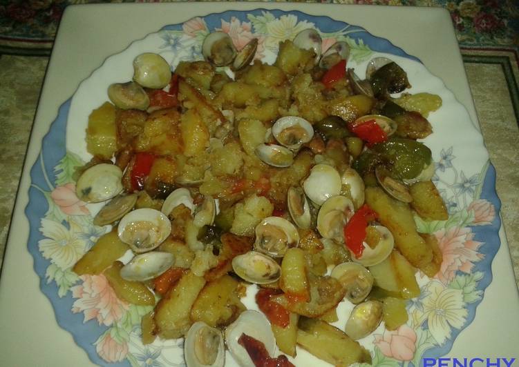 Patatas fritas con almejas y pimientos Receta de penchi briones garcia