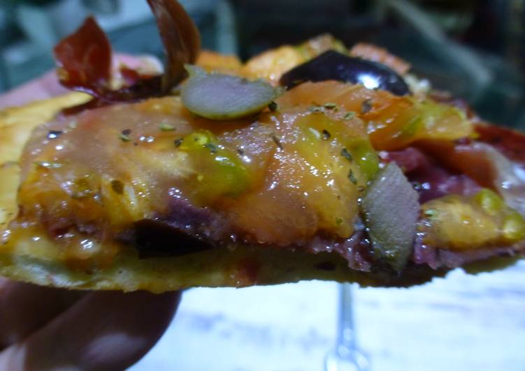 Pizza provenzal de jamón ibérico y aceitunas negras Receta de