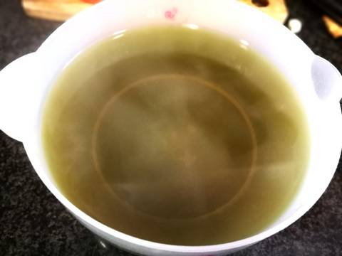 Foto del paso 2 de la receta Guiso de habas con pollo y alcachofas al las hierbas aromaticas