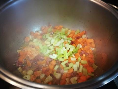 Foto del paso 2 de la receta Sopa de lechuga romana con jamÃ³n curado
