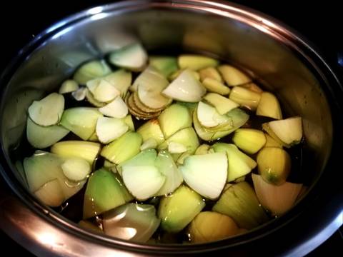 Foto del paso 2 de la receta Guiso de habas con pollo y alcachofas al las hierbas aromaticas