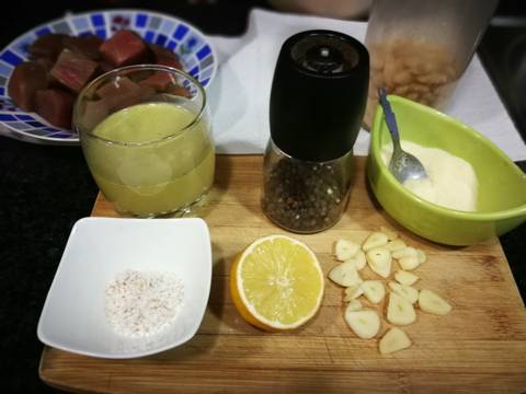 Foto del paso 1 de la receta Dados de atÃºn congelado al ajillo con purÃ© de alubia blanca