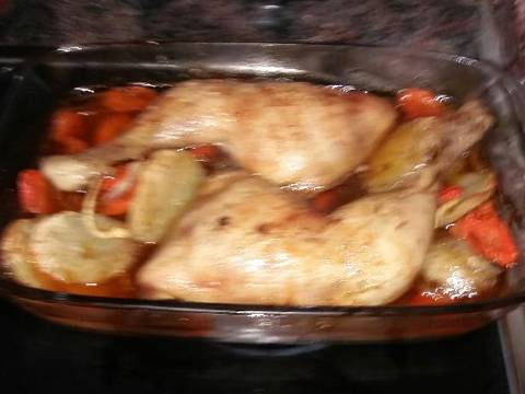 Pollo al horno con cebolla y zanahoria
