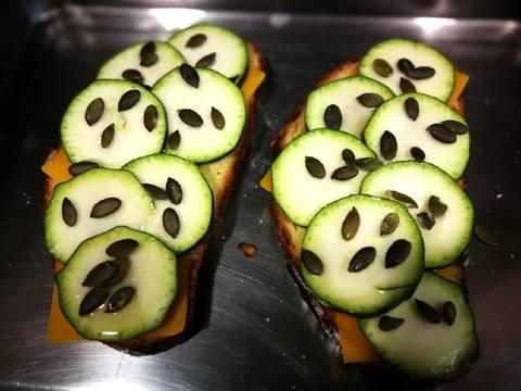 Foto del paso 2 de la receta Tostada con calabacin, queso gouda y jamón curado