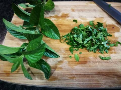Foto del paso 2 de la receta Guisantes de la huerta en salsa a la menta