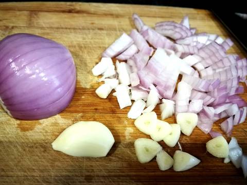 Foto del paso 3 de la receta Guiso de habas con pollo y alcachofas al las hierbas aromaticas