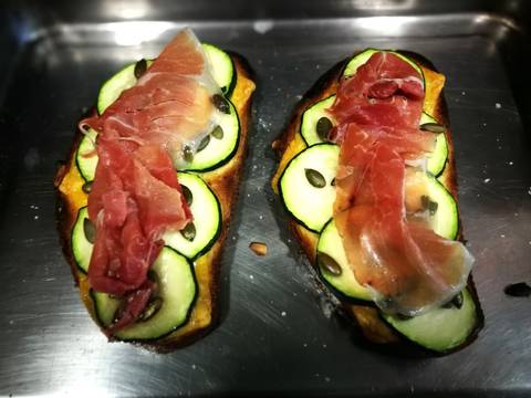 Foto del paso 2 de la receta Tostada con calabacin, queso gouda y jamón curado