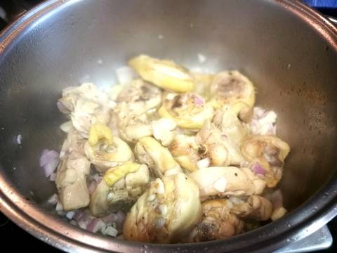 Foto del paso 6 de la receta Guiso de habas con pollo y alcachofas al las hierbas aromaticas