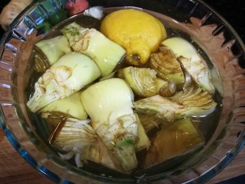 Foto del paso 1 de la receta Guiso de habas con pollo y alcachofas al las hierbas aromaticas