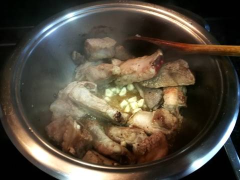 Foto del paso 3 de la receta Guiso de alcachofas con costillas de cerdo y patata ð¥