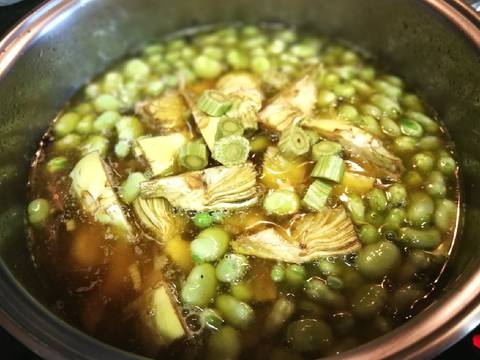 Foto del paso 7 de la receta Guiso de habas con pollo y alcachofas al las hierbas aromaticas
