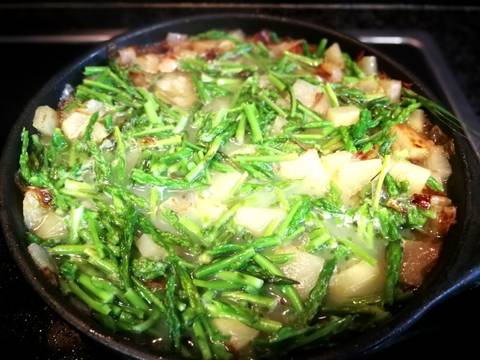 Foto del paso 4 de la receta Tortilla de espárragos silvestre y patata