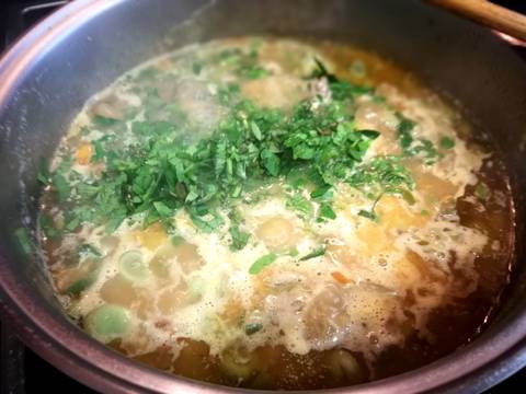 Foto del paso 10 de la receta Guiso de habas con pollo y alcachofas al las hierbas aromaticas