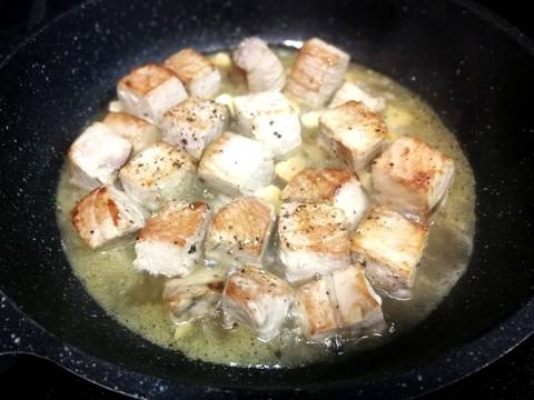 Foto del paso 6 de la receta Dados de atÃºn congelado al ajillo con purÃ© de alubia blanca
