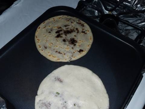 Foto del paso 3 de la receta Pupusas revueltas de frijol y loroco con queso