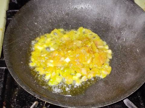 Photo of step 1 of the recipe Fried eggs in tomato and oregano mincemeat