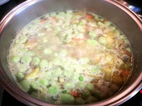 Foto del paso 7 de la receta Guiso de habas con pollo y alcachofas al las hierbas aromaticas