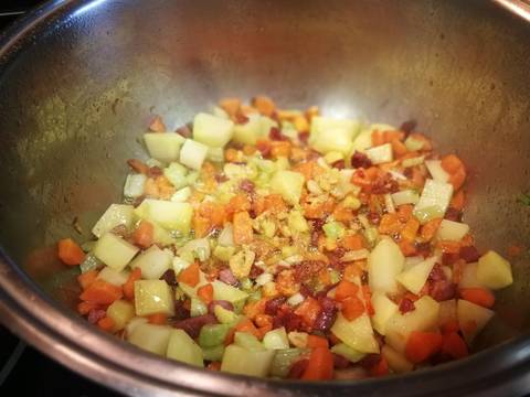 Foto del paso 3 de la receta Sopa de lechuga romana con jamÃ³n curado