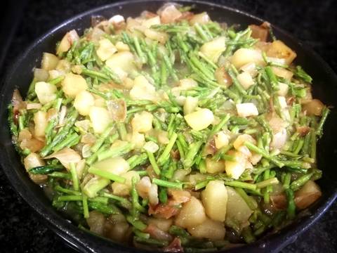 Foto del paso 4 de la receta Tortilla de espárragos silvestre y patata