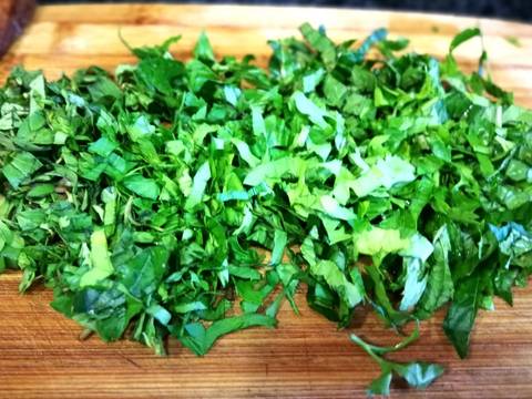 Foto del paso 5 de la receta Guiso de habas con pollo y alcachofas al las hierbas aromaticas