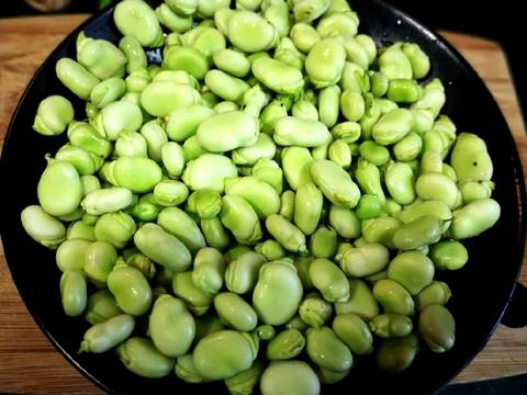 Foto del paso 3 de la receta Guiso de habas con pollo y alcachofas al las hierbas aromaticas
