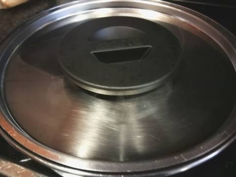 Foto del paso 7 de la receta Guiso de habas con pollo y alcachofas al las hierbas aromaticas