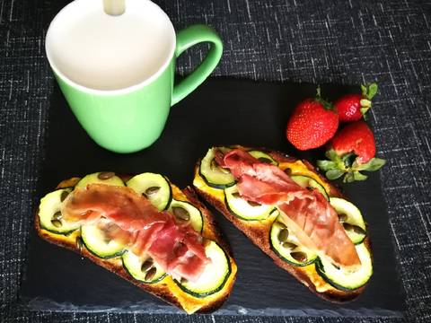 Foto del paso 3 de la receta Tostada con calabacin, queso gouda y jamón curado