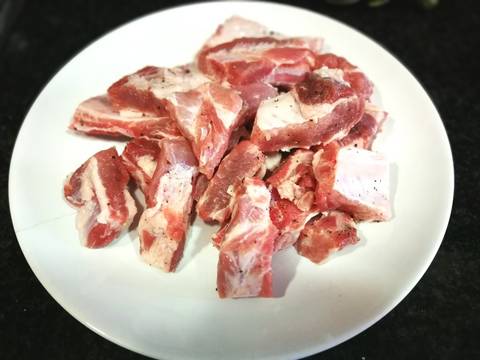 Foto del paso 1 de la receta Guiso de alcachofas con costillas de cerdo y patata ð¥