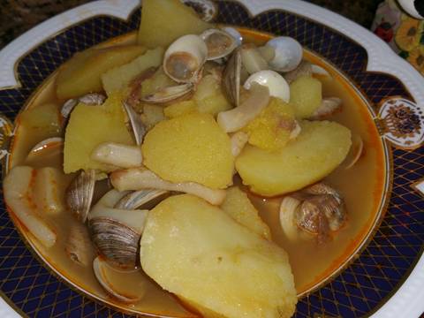 Patatas guisadas con chirlas y calamar Receta de ...