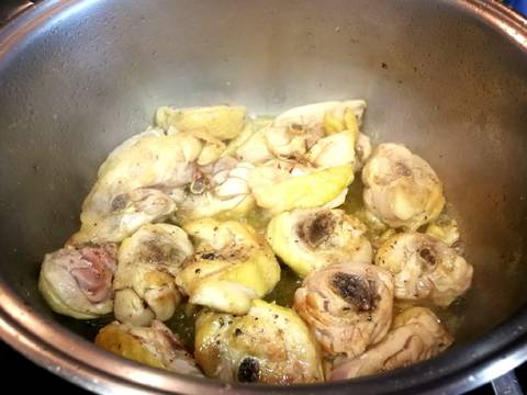 Foto del paso 6 de la receta Guiso de habas con pollo y alcachofas al las hierbas aromaticas