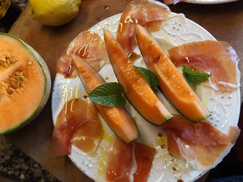 Melón y jamón ibérico con escamas de sal y balsámico Receta de Cuqui