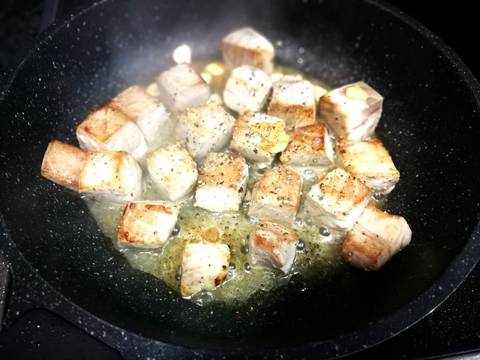 Foto del paso 5 de la receta Dados de atÃºn congelado al ajillo con purÃ© de alubia blanca