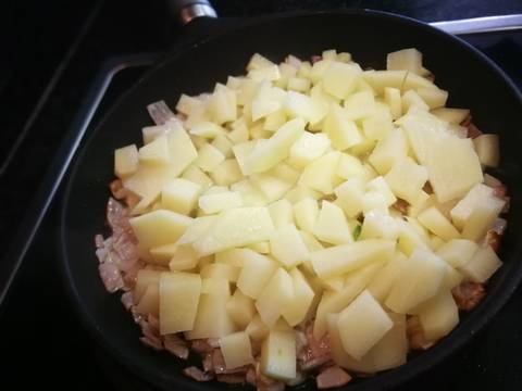 Foto del paso 2 de la receta Tortilla de espárragos silvestre y patata
