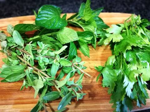 Foto del paso 5 de la receta Guiso de habas con pollo y alcachofas al las hierbas aromaticas