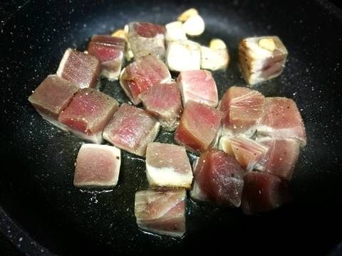 Foto del paso 5 de la receta Dados de atÃºn congelado al ajillo con purÃ© de alubia blanca