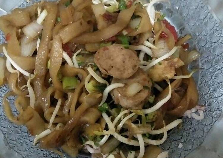 bahan dan cara membuat Kwetiau goreng bakso toge ala Eko Harjo